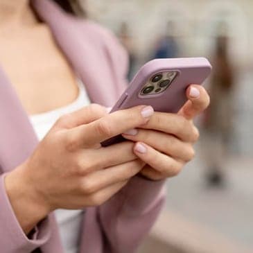Eine Frau tippt auf ihrem Smartphone